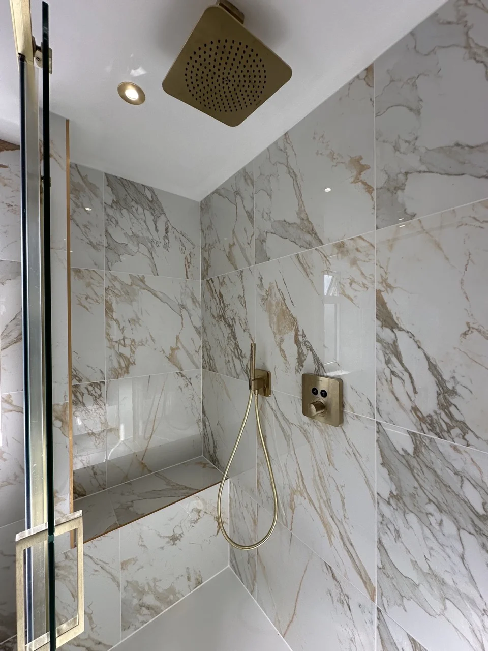 En-suite walk-in shower with marble bench: Double-Storey Rear Extension in Hampstead by Alb Homes