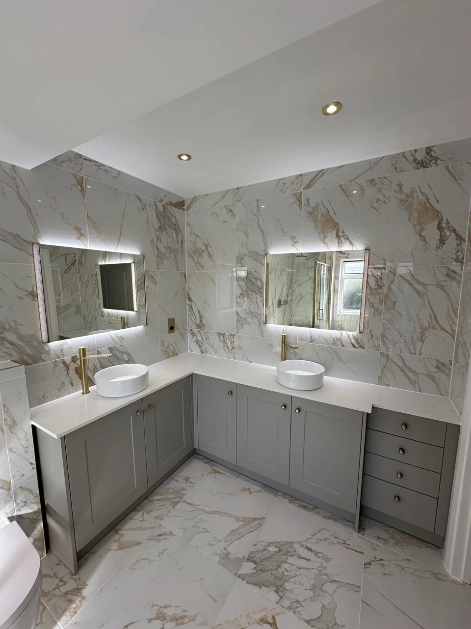En-suite double vanity and backlit mirrors: Double-Storey Rear Extension in Hampstead by Alb Homes