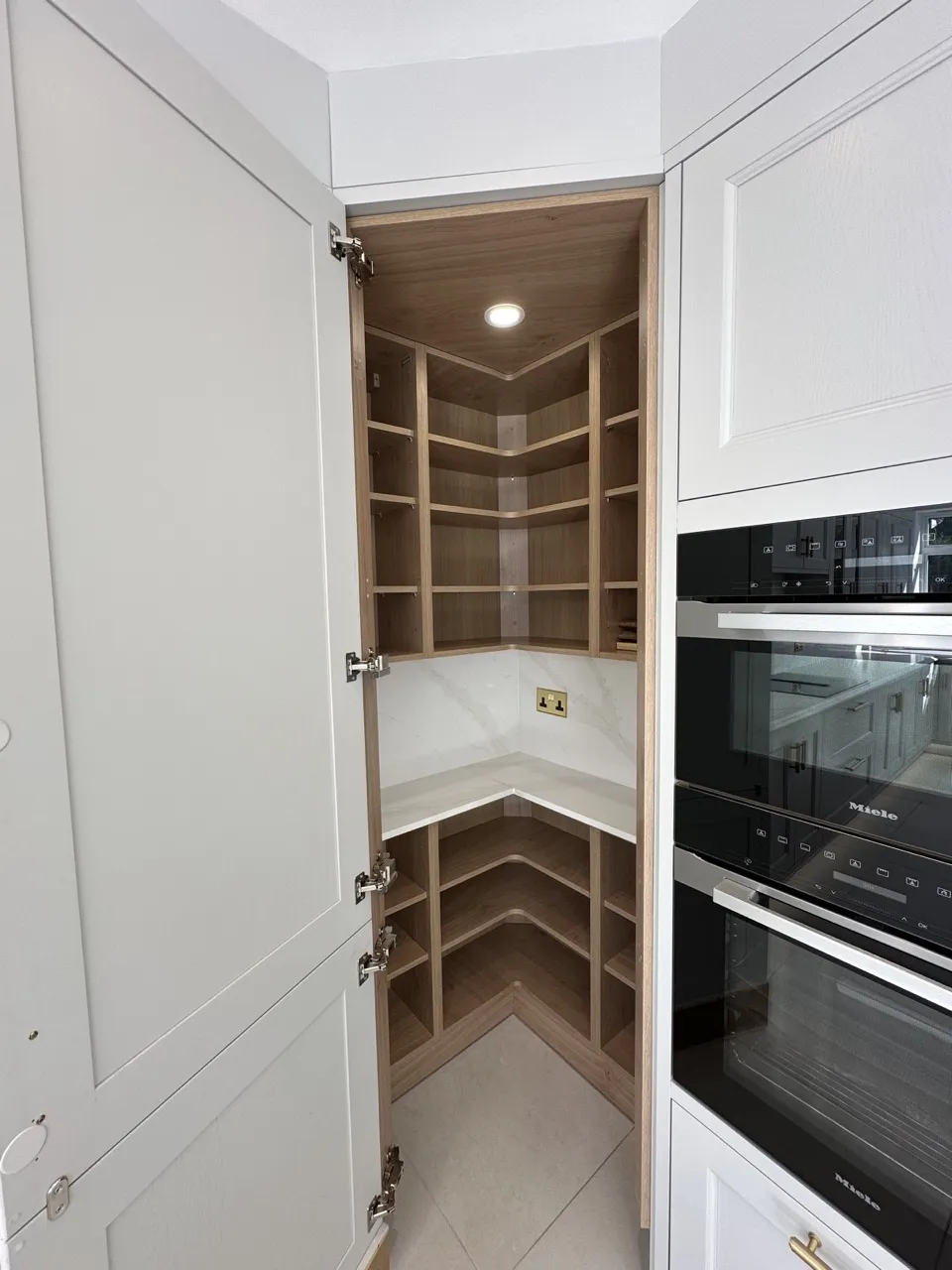 Walk-in corner pantry: Double-Storey Rear Extension in Hampstead by Alb Homes