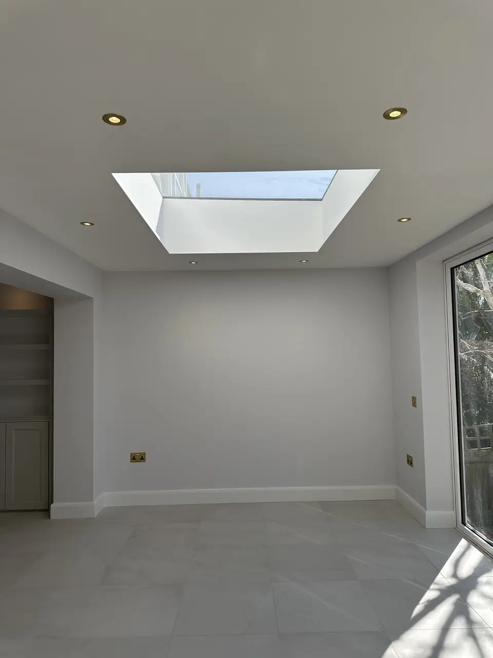 Flat rooflight over the dining space: Double-Storey Rear Extension in Hampstead by Alb Homes