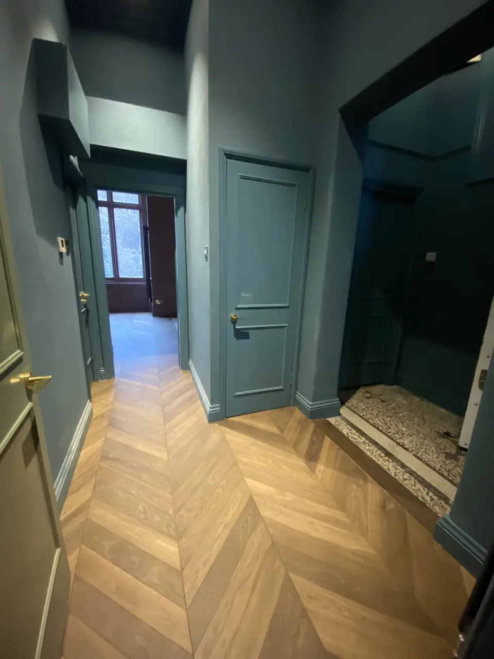 Entrance hall in deep heritage tones: Period Property Renovation in Kensington by Alb Homes