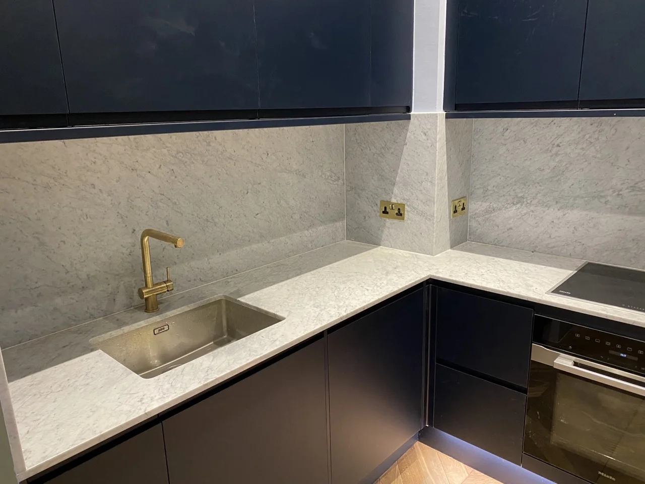 Carrara marble worktops and brass fittings: Period Property Renovation in Kensington by Alb Homes