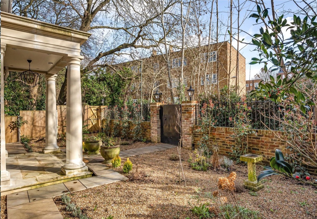 Front garden: New Build Family Home in Totteridge by Alb Homes