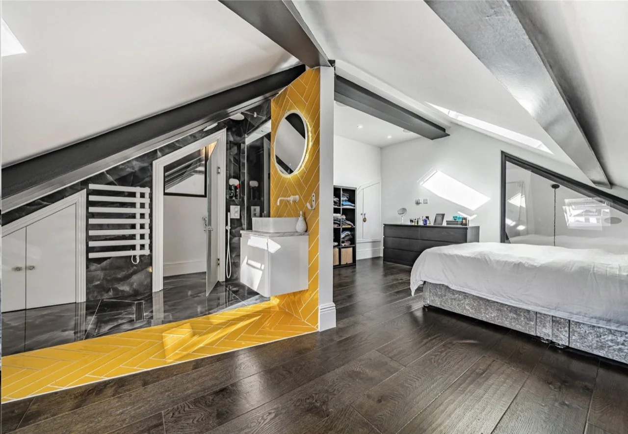 Mezzanine bedroom with en-suite: New Build Family Home in Totteridge by Alb Homes